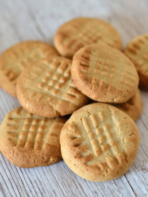 Crunchy Peanut Cookies Recipe - crunchy little biscuits, made with peanut butter.